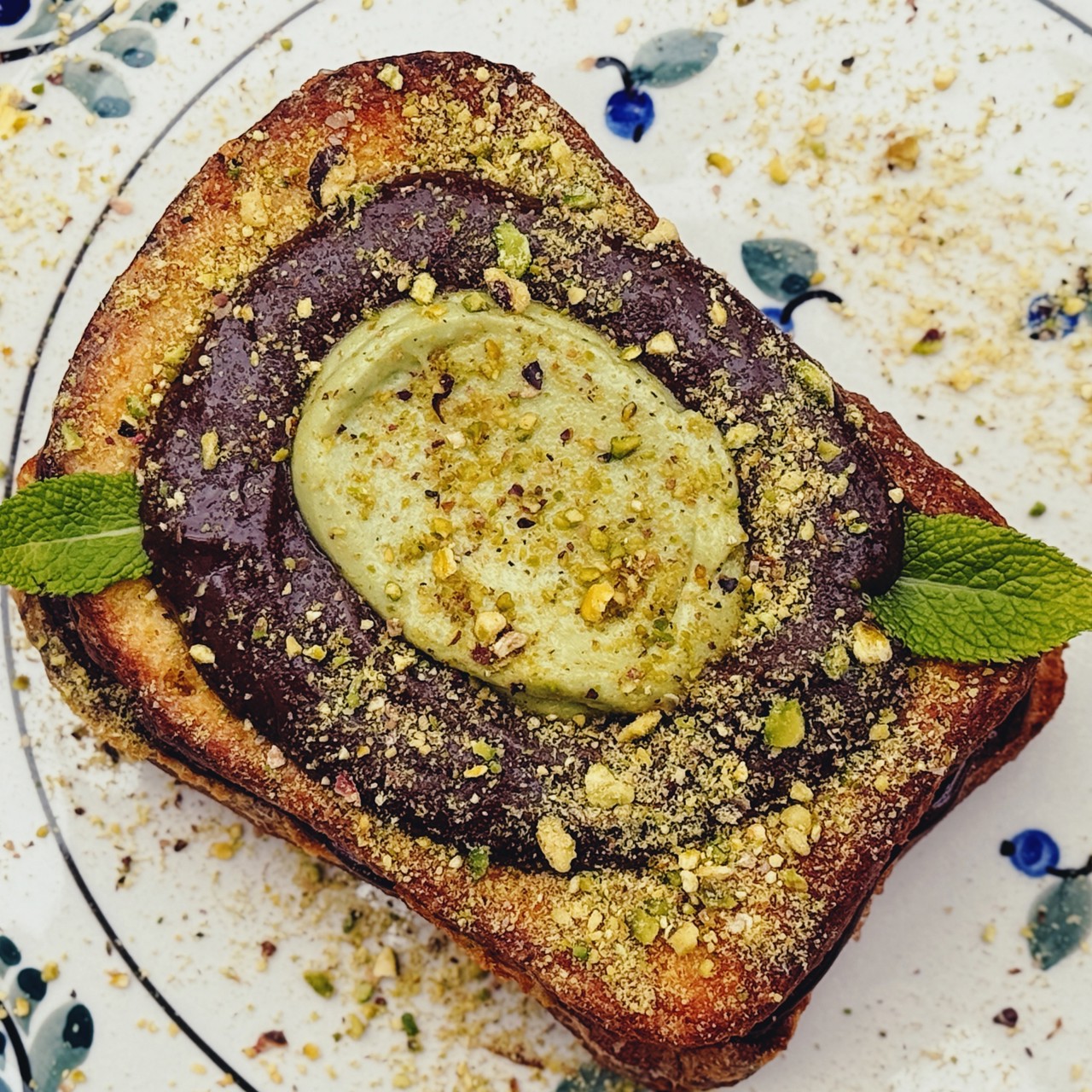 Дубайская бриошь с фисташкой и нутеллой