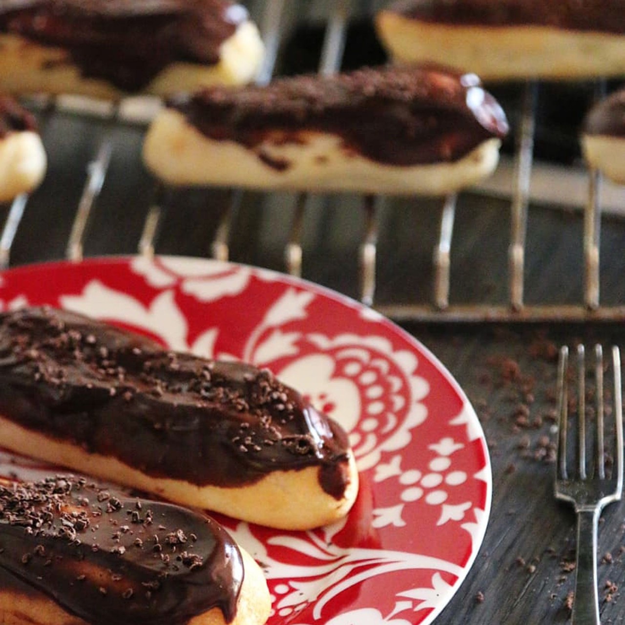 Эклеры с заварным кремом, политые шоколадом