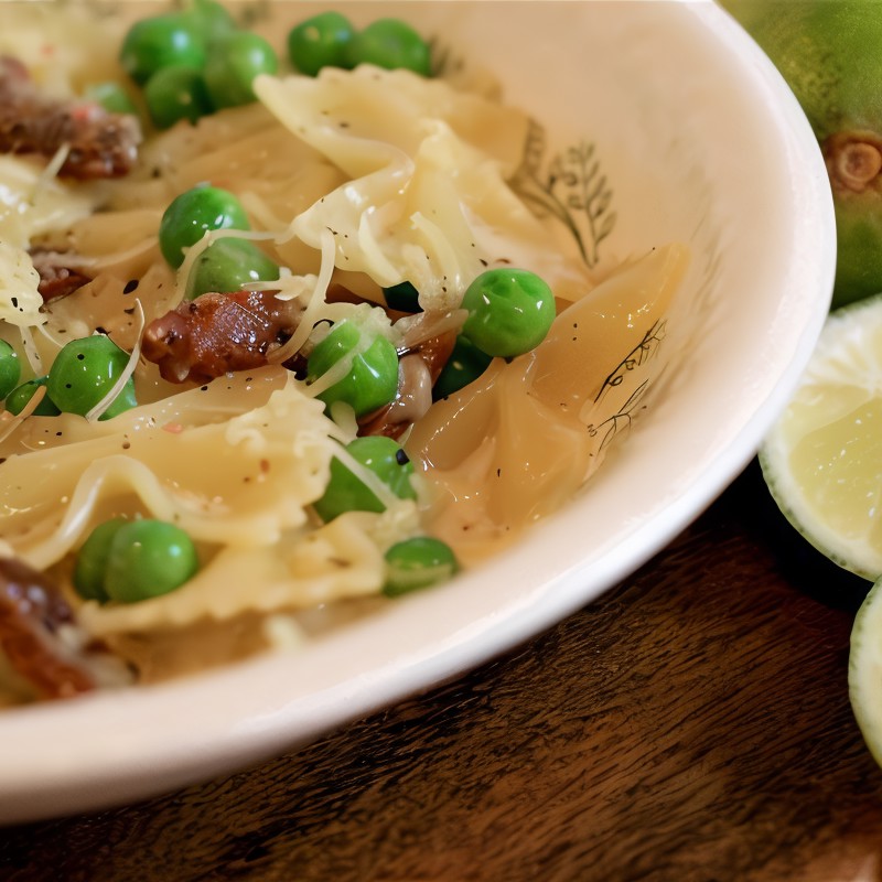 Фарфалле  карбонара с зеленым горошком