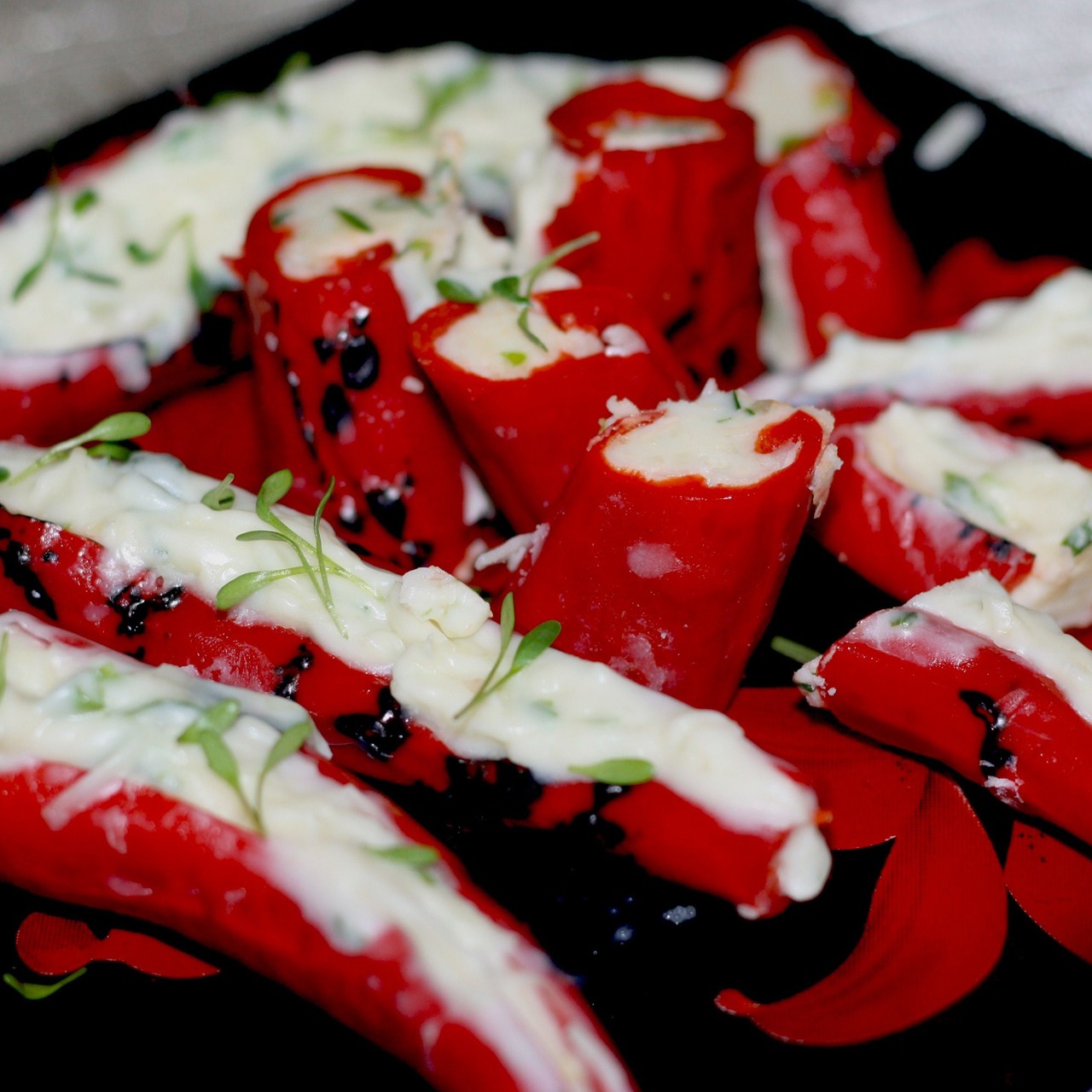 Фаршированные перцы чили с черемшой