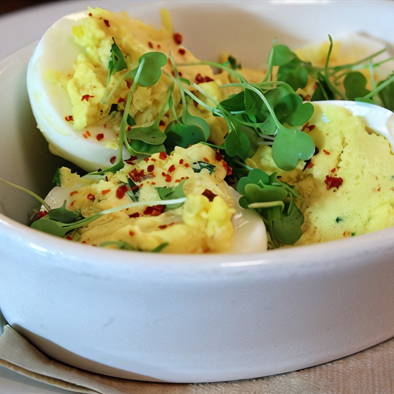 Фаршированные рокфором и водяным крессом яйца