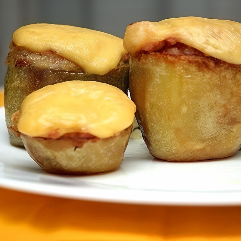 Фаршированный ветчиной и сыром картофель