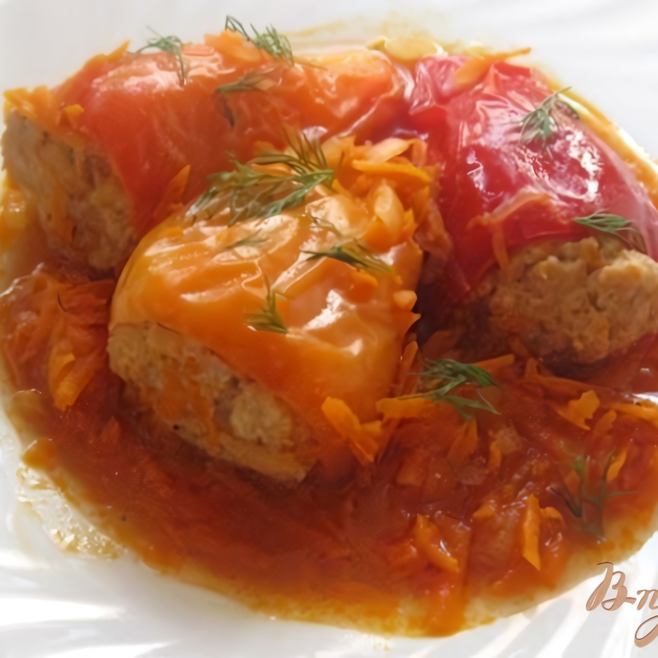 Фаршированные перцы с морковным бульоном