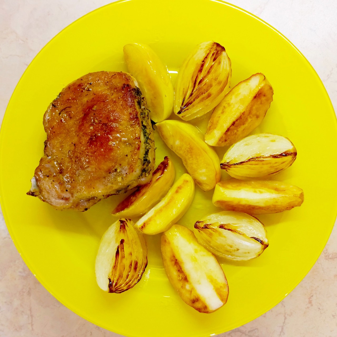 Фаршированные свиные котлеты с гарниром из яблок и лука