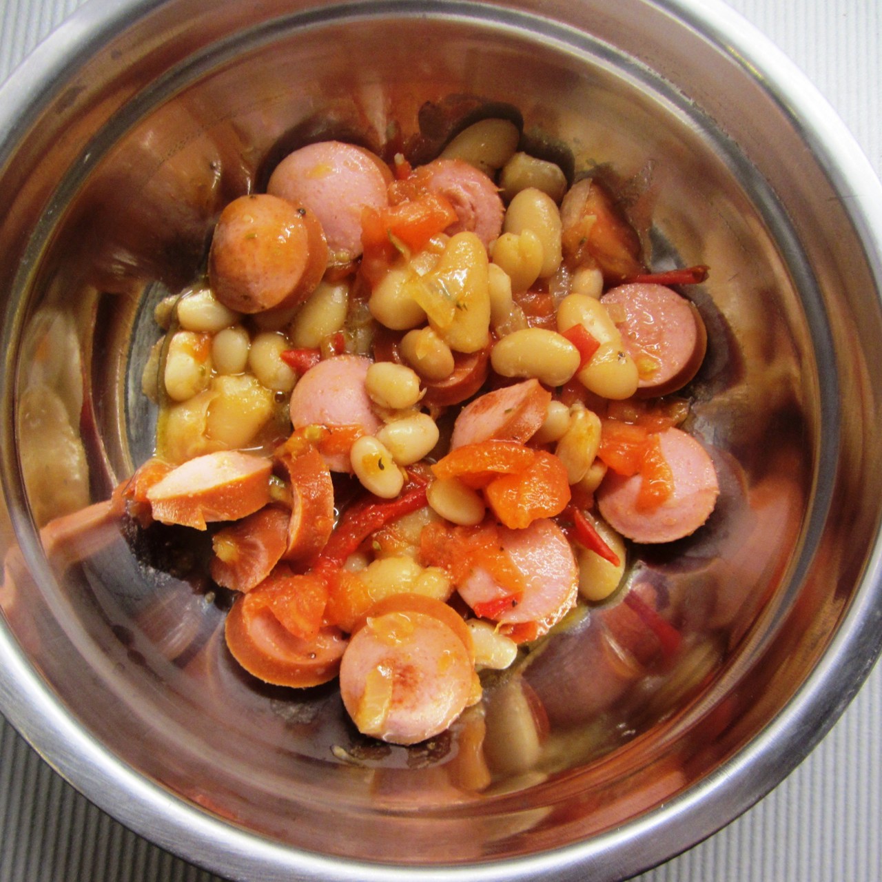 Фасоль в деревенском стиле с колбасками и овощами