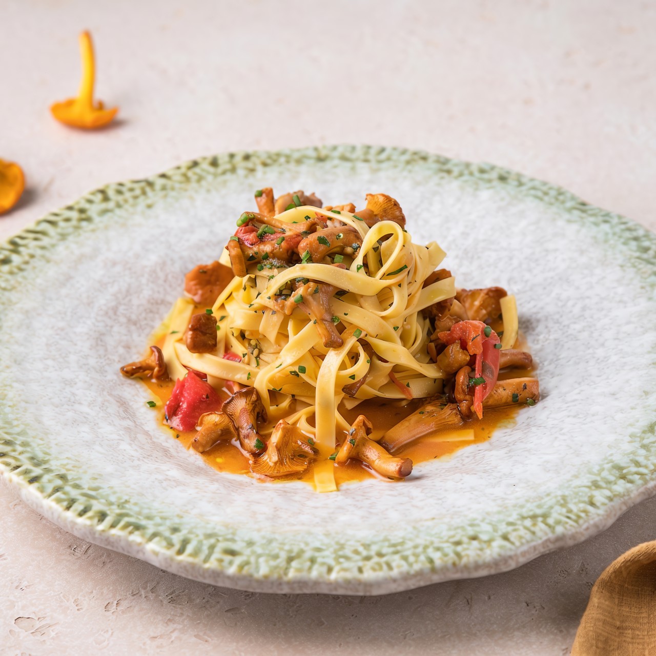 Феттучини с лисичками и помидорами