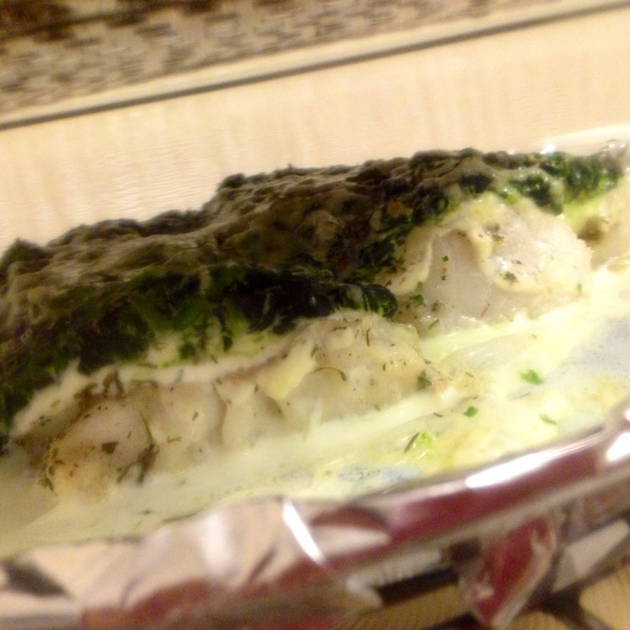 Филе белой рыбы, запеченное со шпинатом