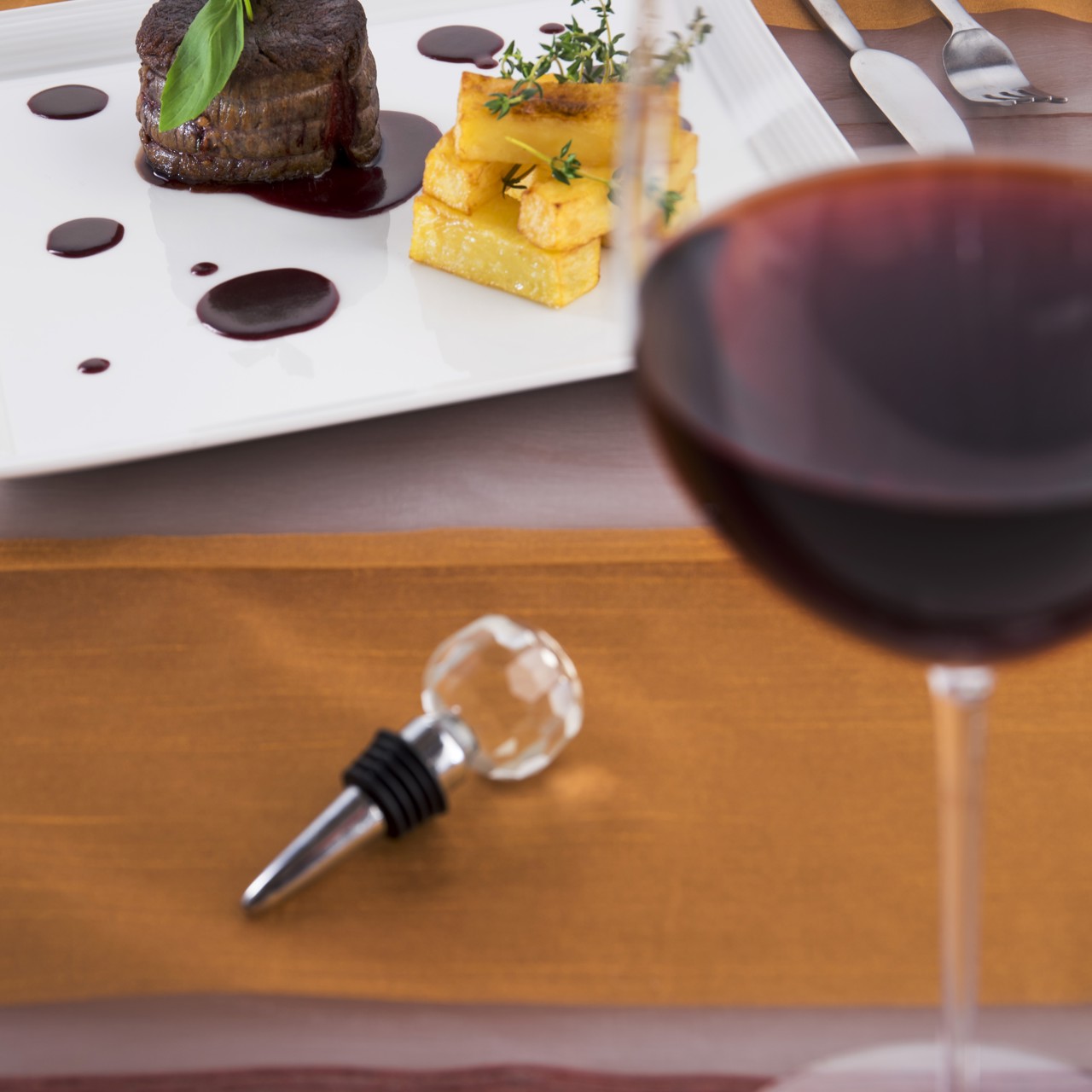 Филе миньон с соусом борделез и картофелем конфи