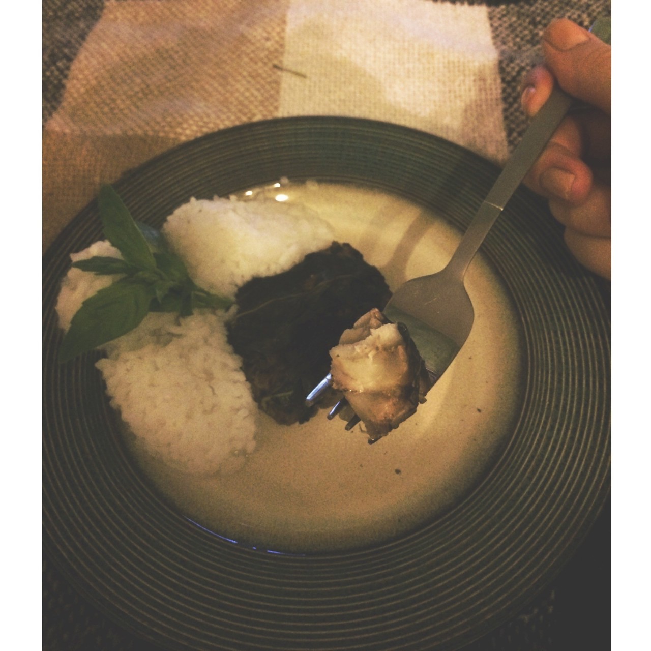 Филе рыбы на пару с прованскими травами, обернутое в листья базилика