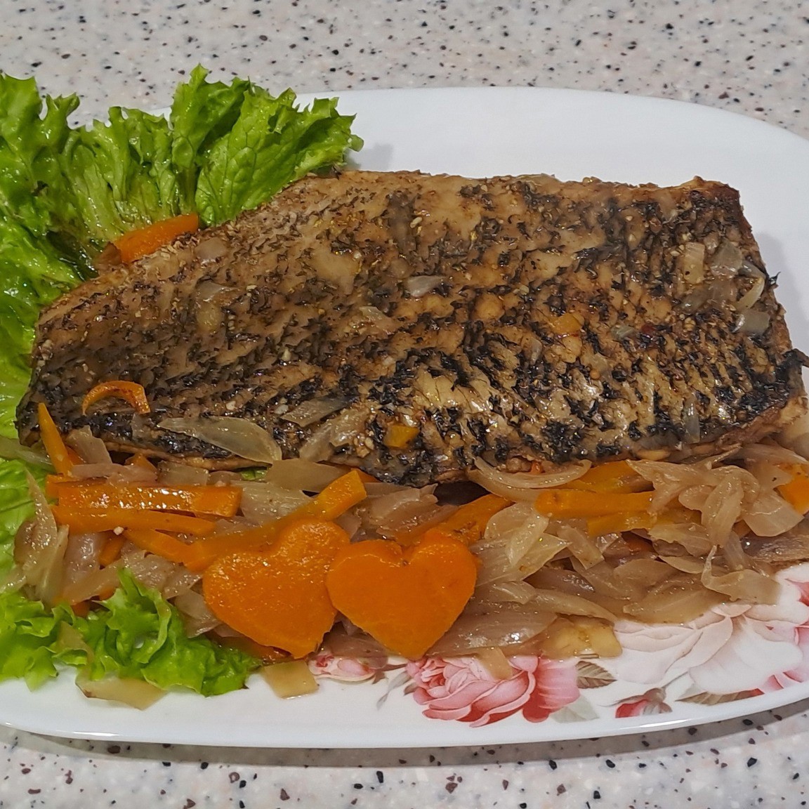 Филе толстолобика, запеченное в духовке в соевом соусе с луком и морковью