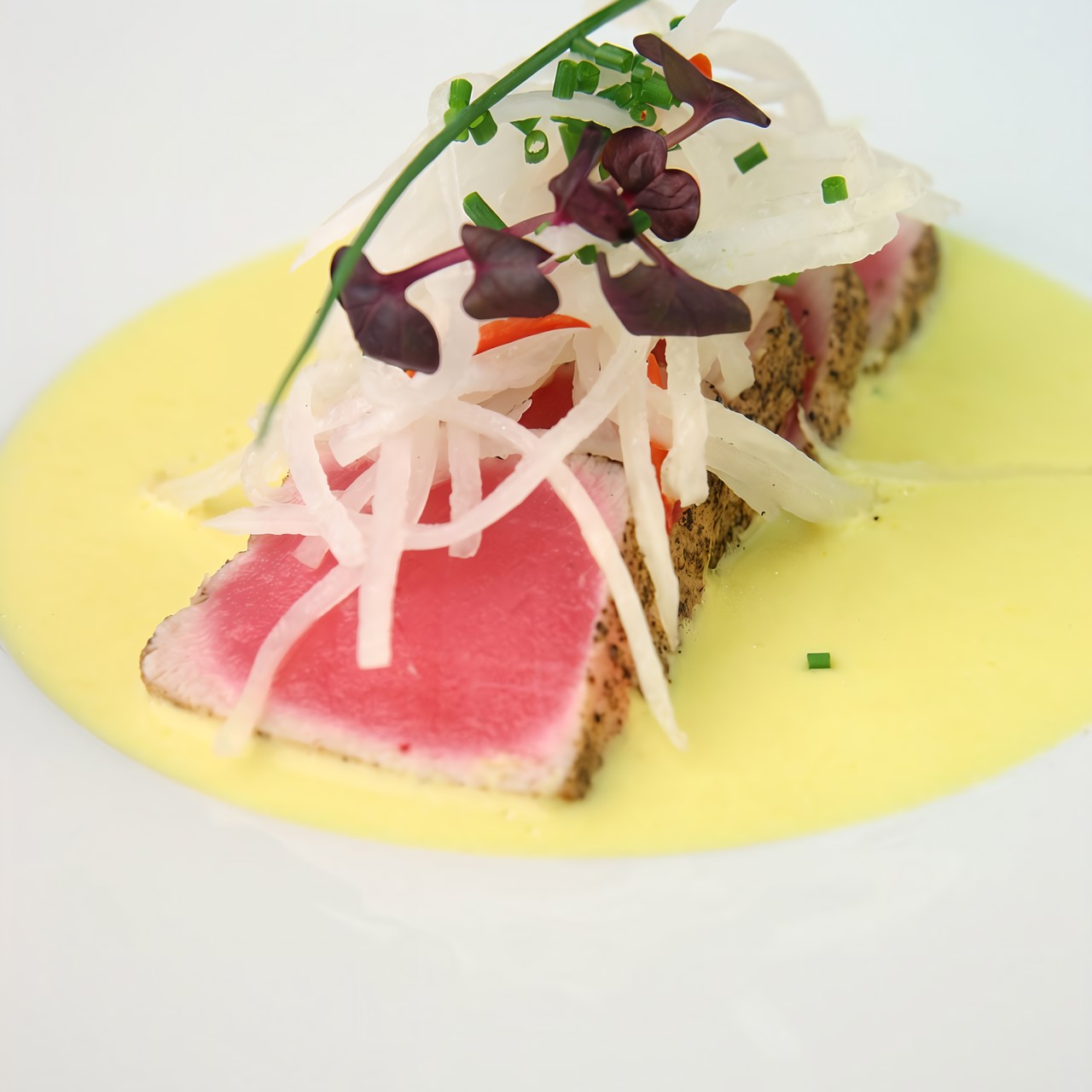 Филе тунца с соусом халапеньо и лапшой из дайкона с чили