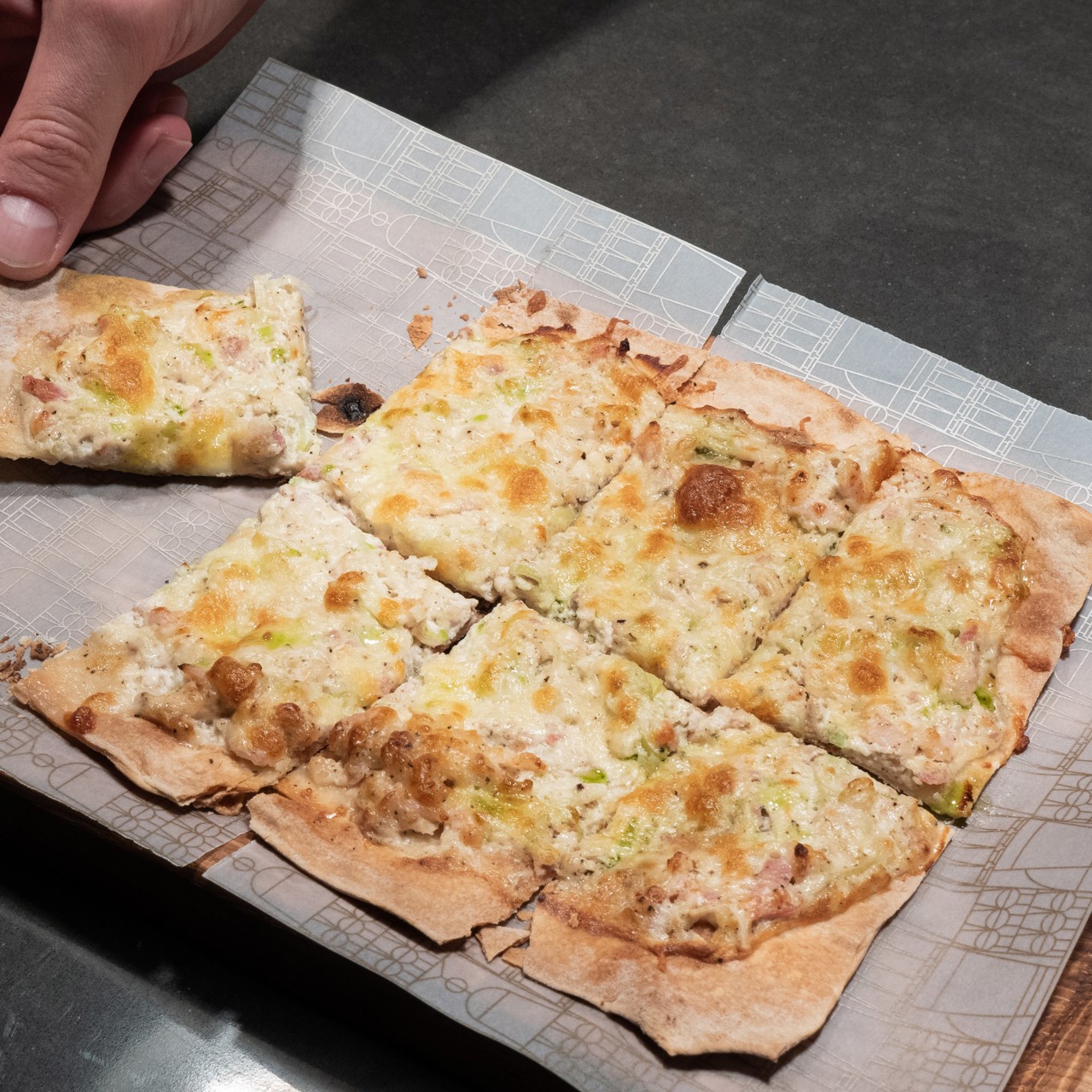 Фламмкухен с беконом и пореем