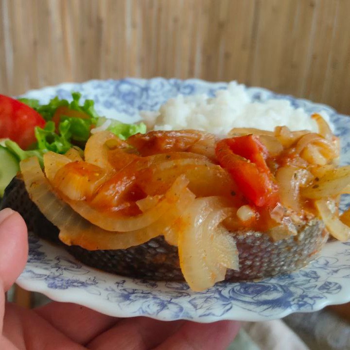 Форель с луком в томатном соусе