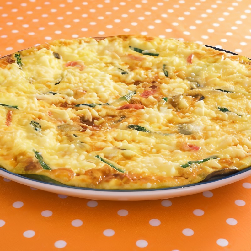 Фриттата с молодым картофелем, цукини, сыром и вялеными томатами