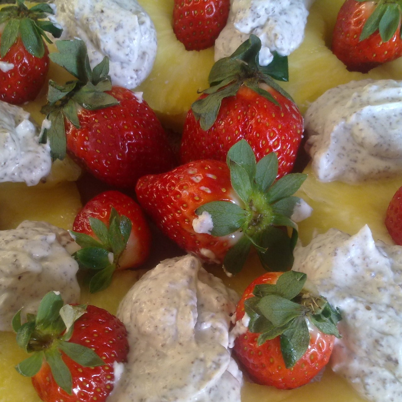 Фруктовый десерт с ананасом и клубникой