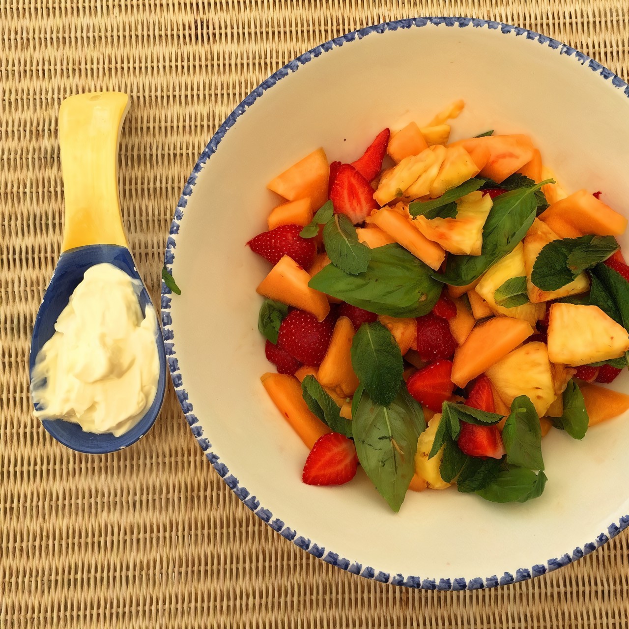 Фруктовый салат с соусом крем-фреш