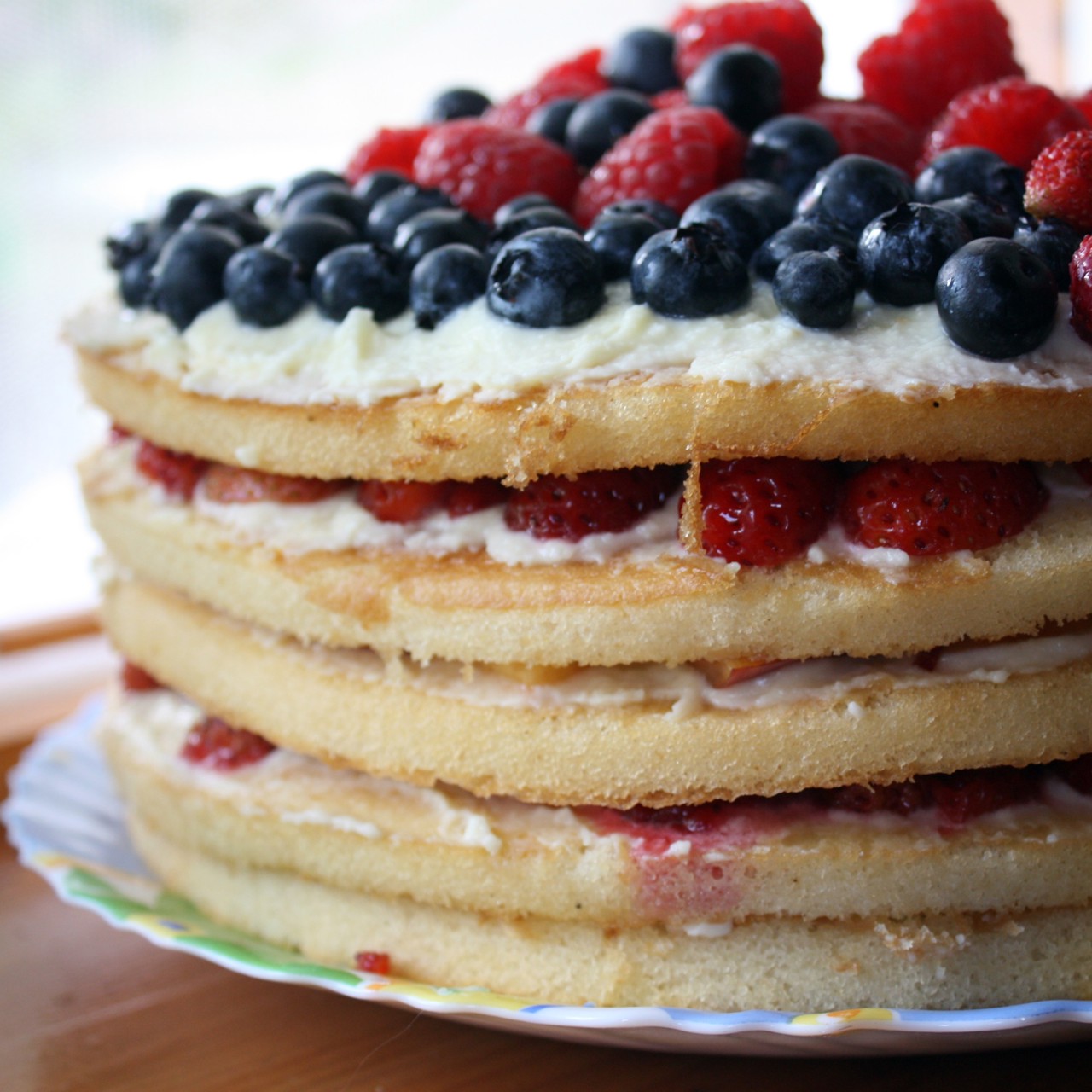 Фруктово-ягодый торт с кремом из маскарпоне