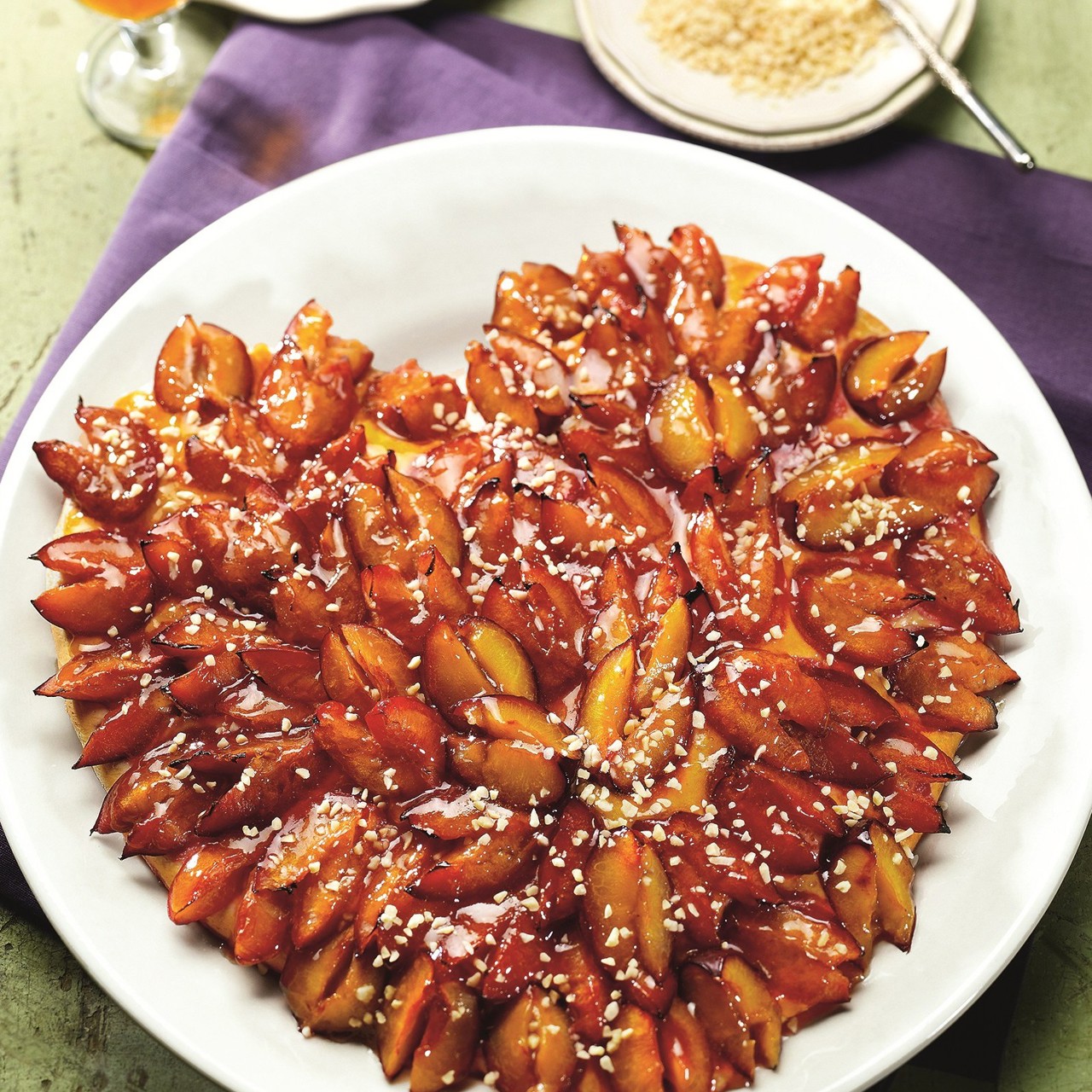 Фруктовое сердце со сливами