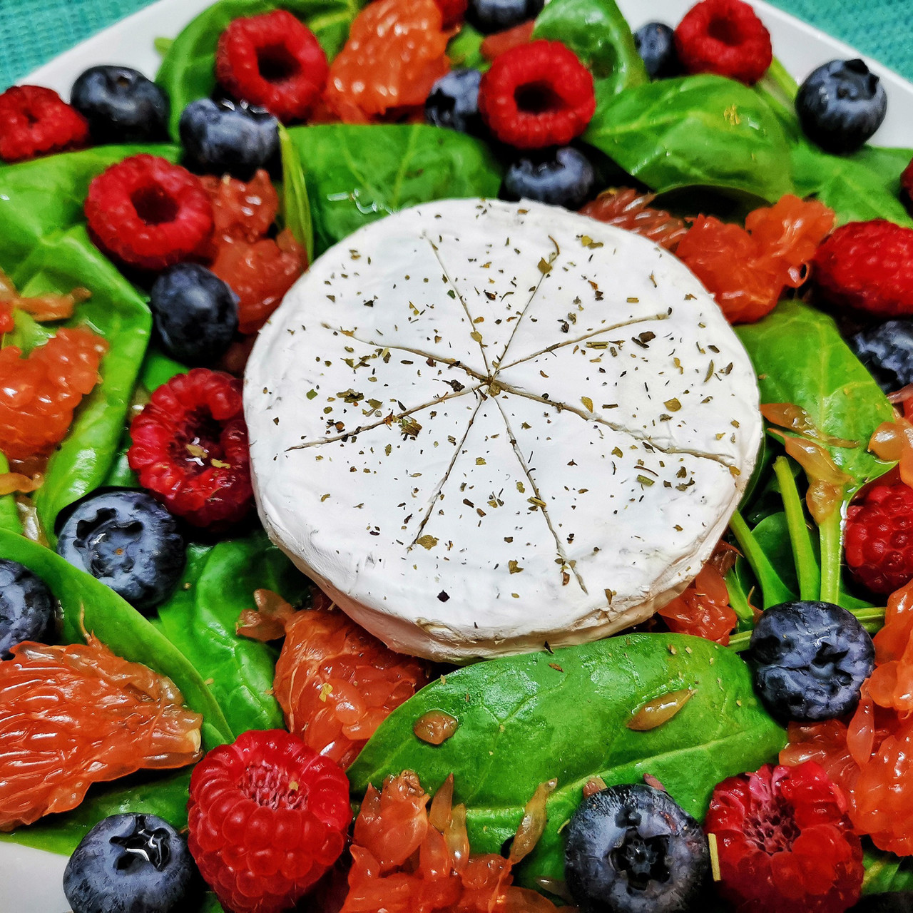 Фруктово-ягодный салат с камамбером и шпинатом