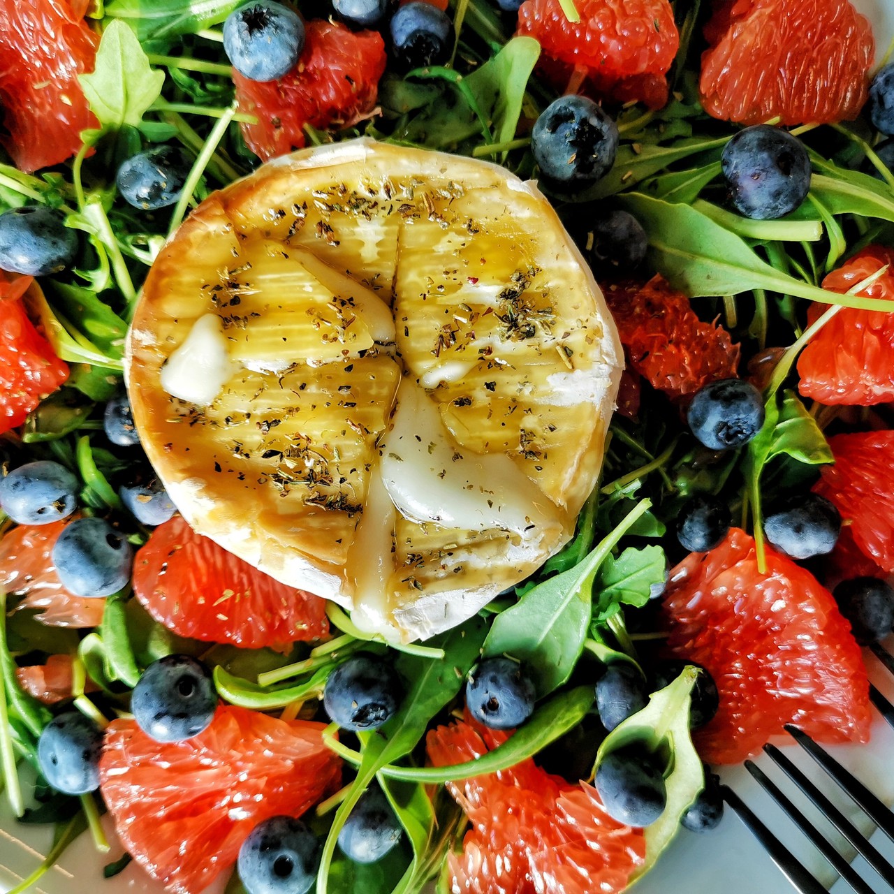 Фруктово-ягодный салат с камамбером