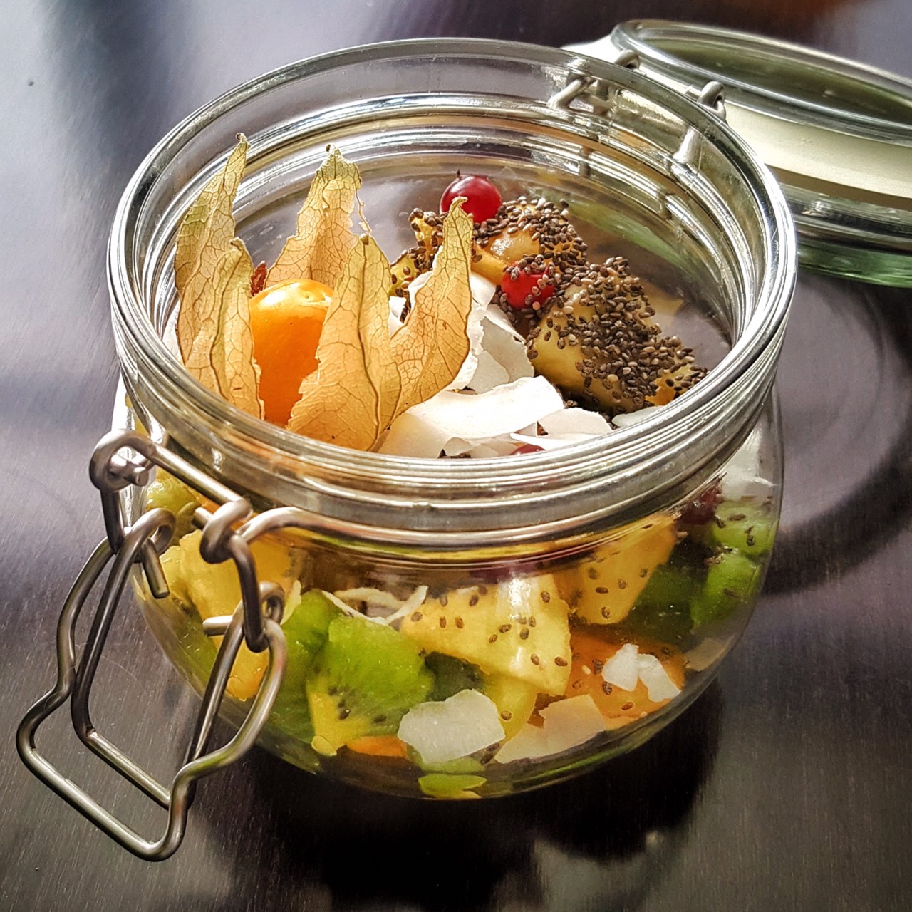 Фруктовый салат а с семенами чиа