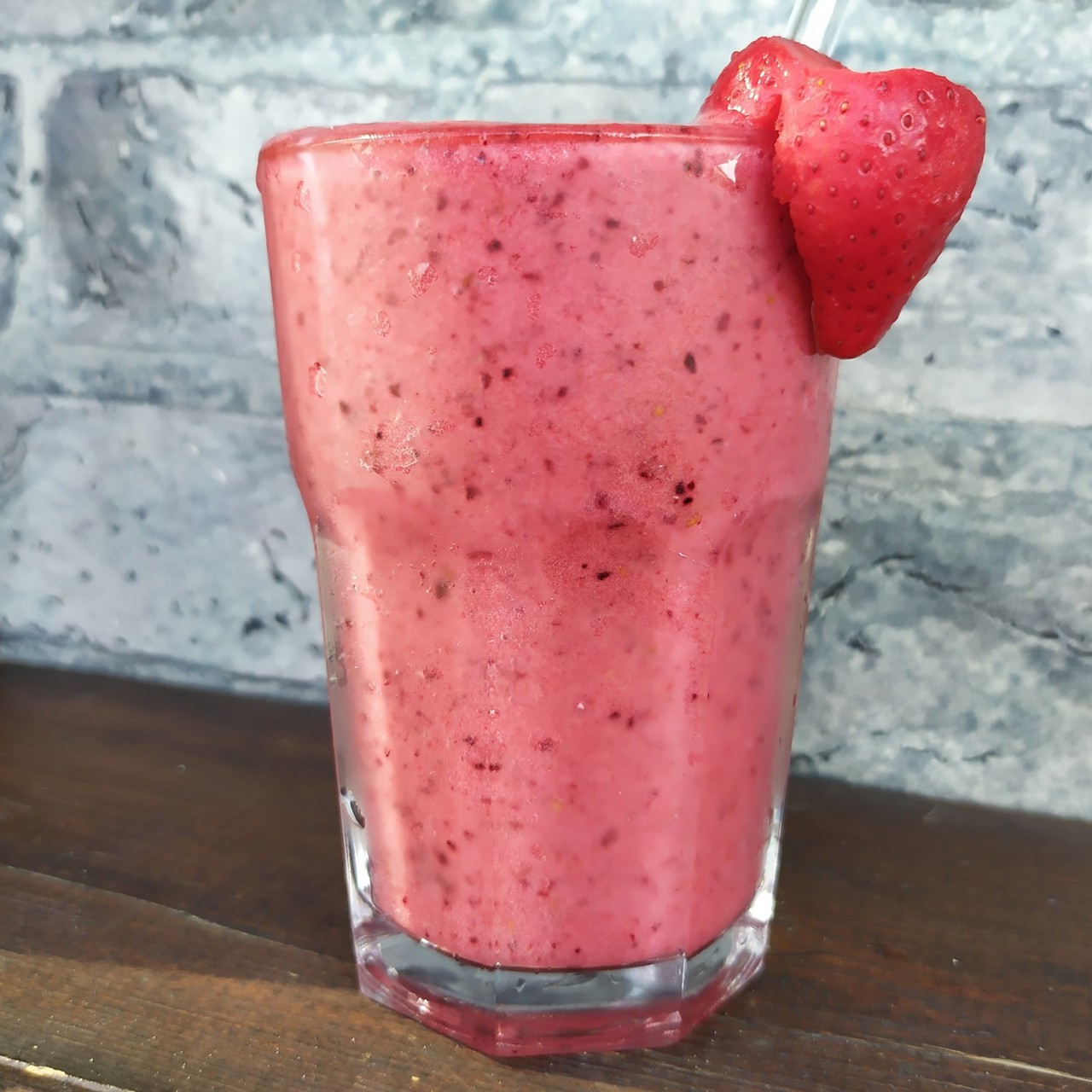 Фруктовый смузи с клубникой