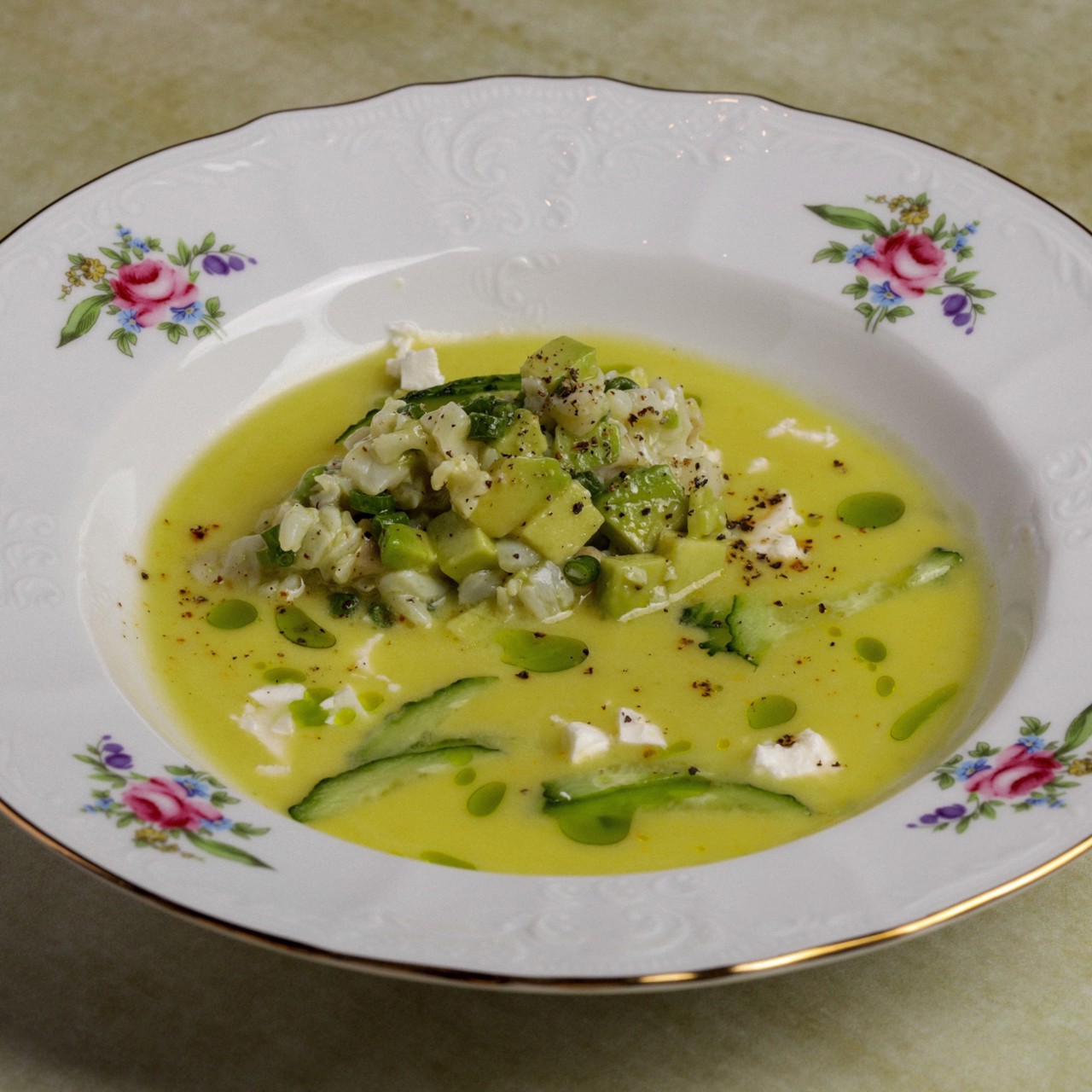 Гаспачо с фетой и руколой