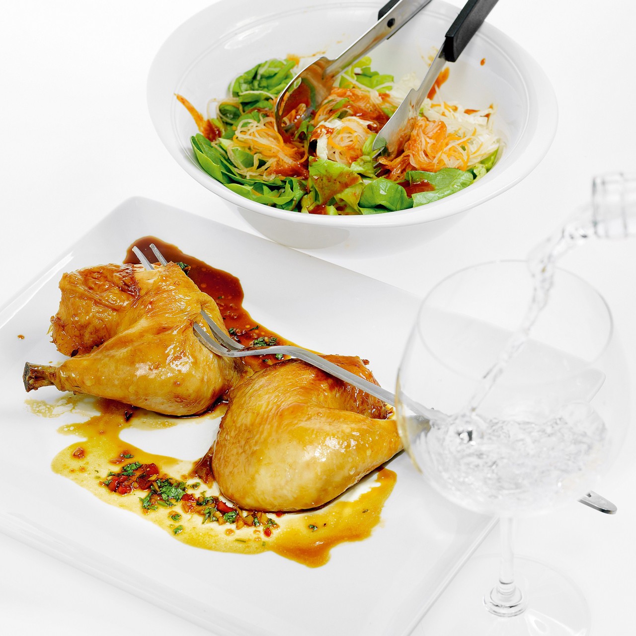 Глазированная в меду курица с салатом из латука, романо, пекинской капусты и кимчи