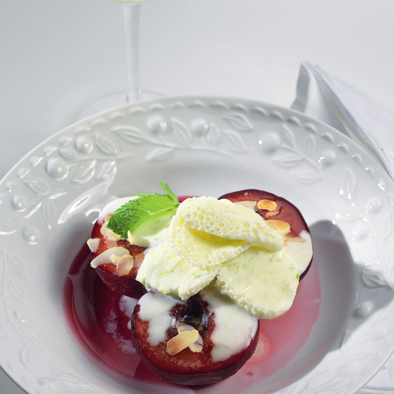 Глазированные сливы с шербетом из лайма