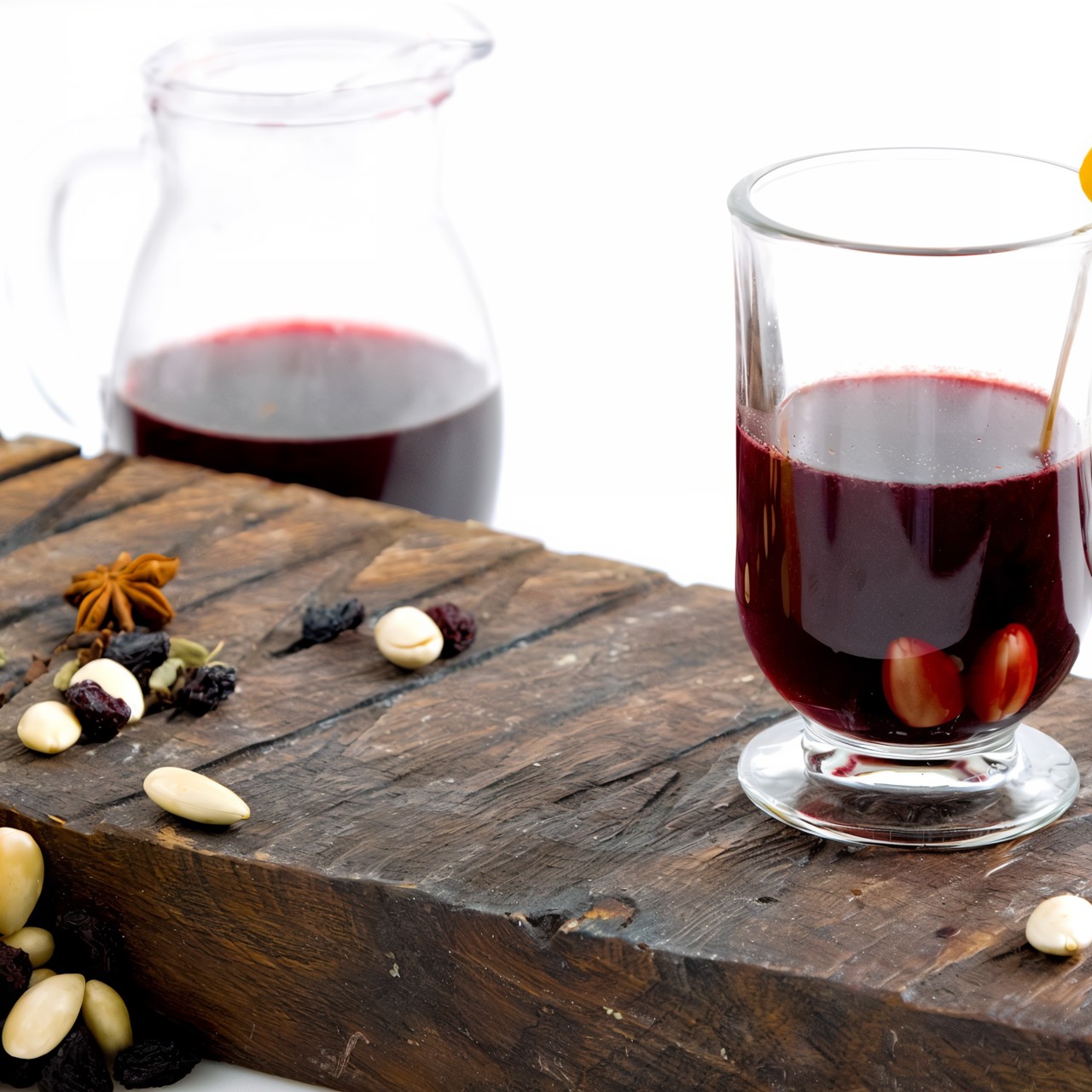 Глёг с миндалем, изюмом и пряностями