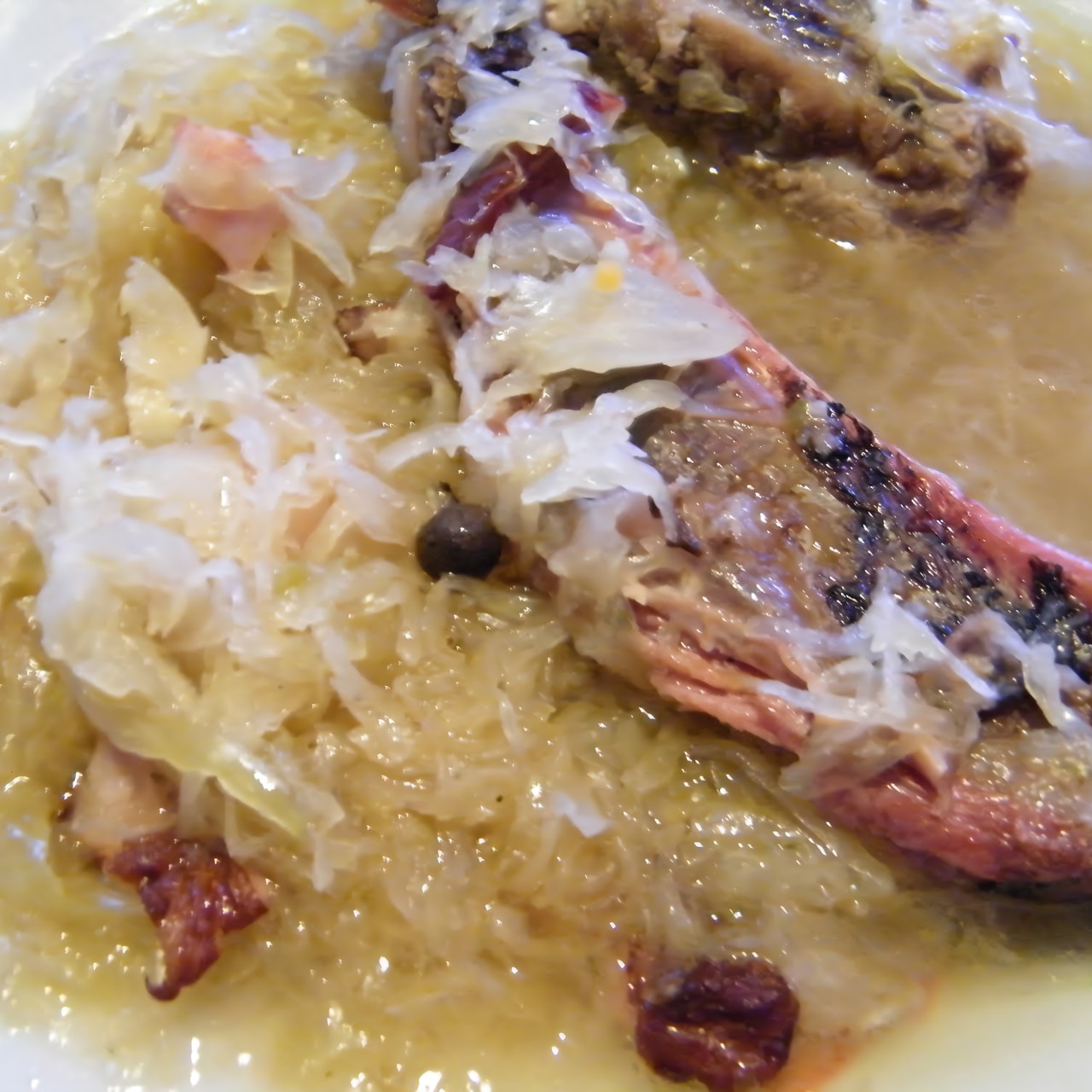 Горальская квашница с белыми грибами и беконом