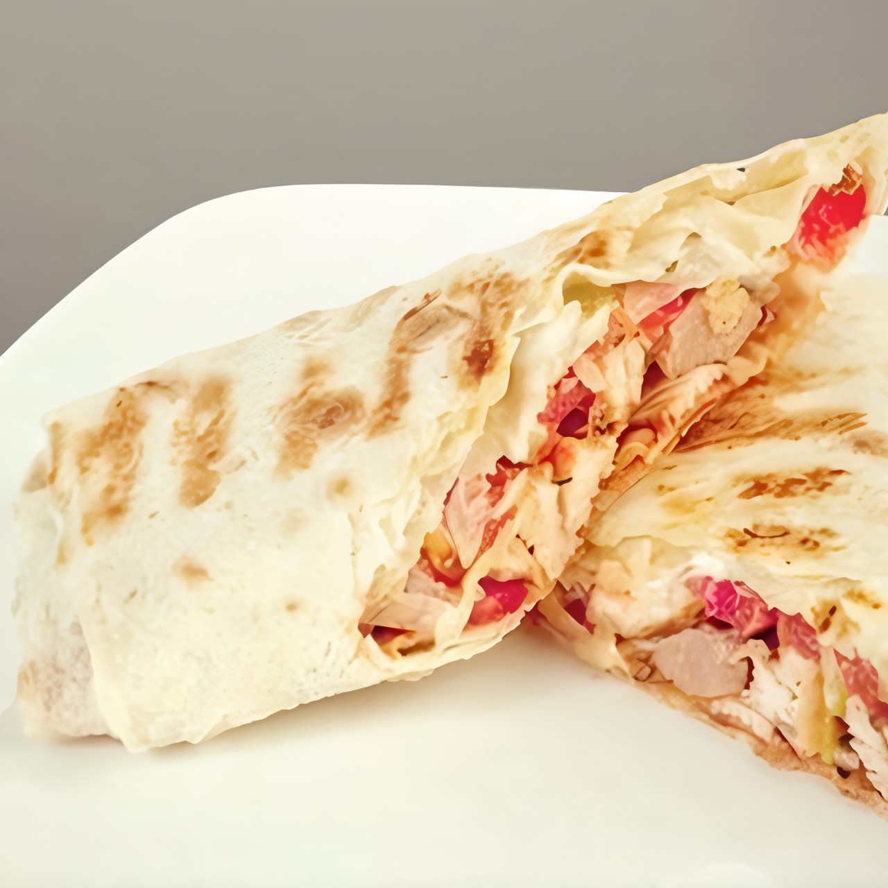 Горячий ролл-сэндвич с курицей, баклажанами и ореховым соусом