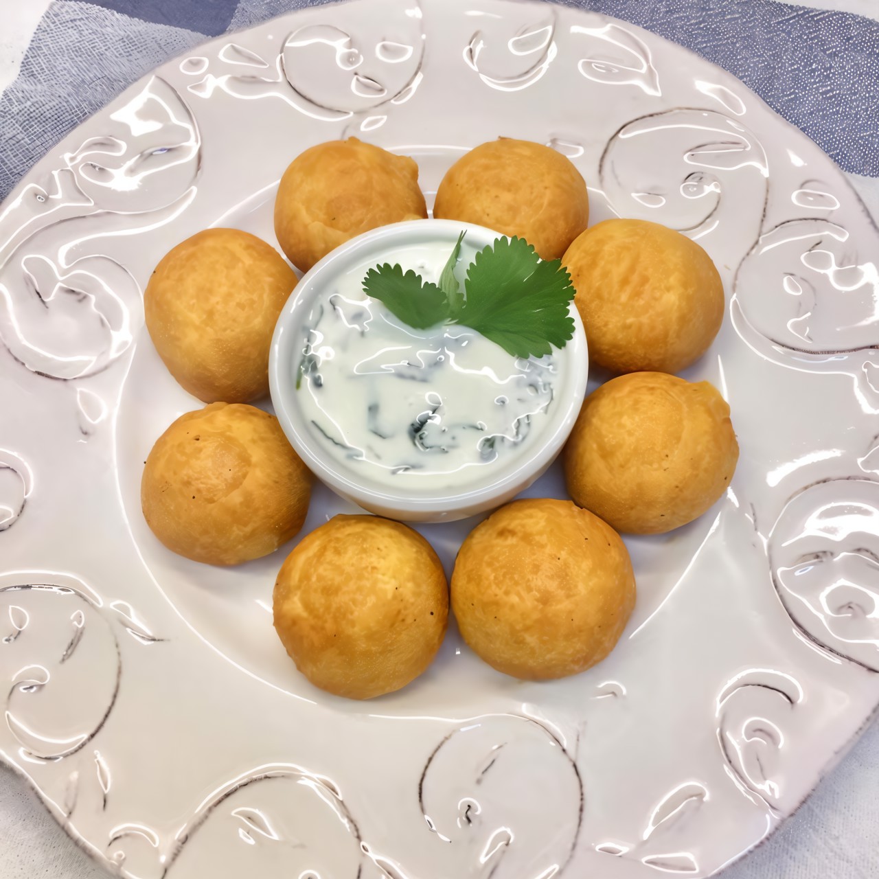 Гороховые крокеты с сыром, мацони и кинзой