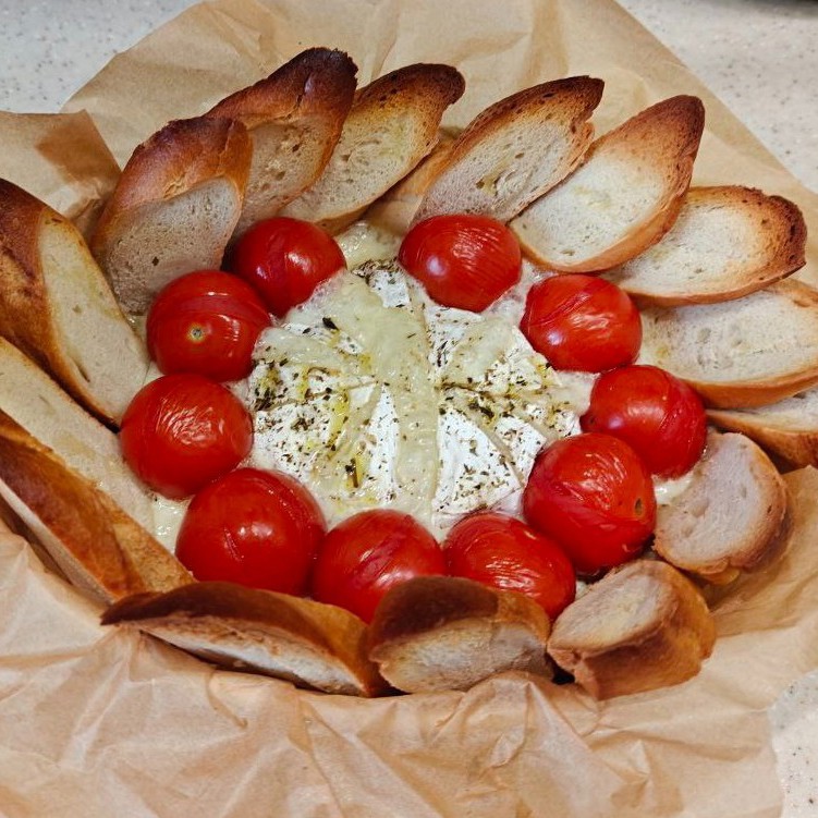 Горячая закуска с камамбером и помидорами черри