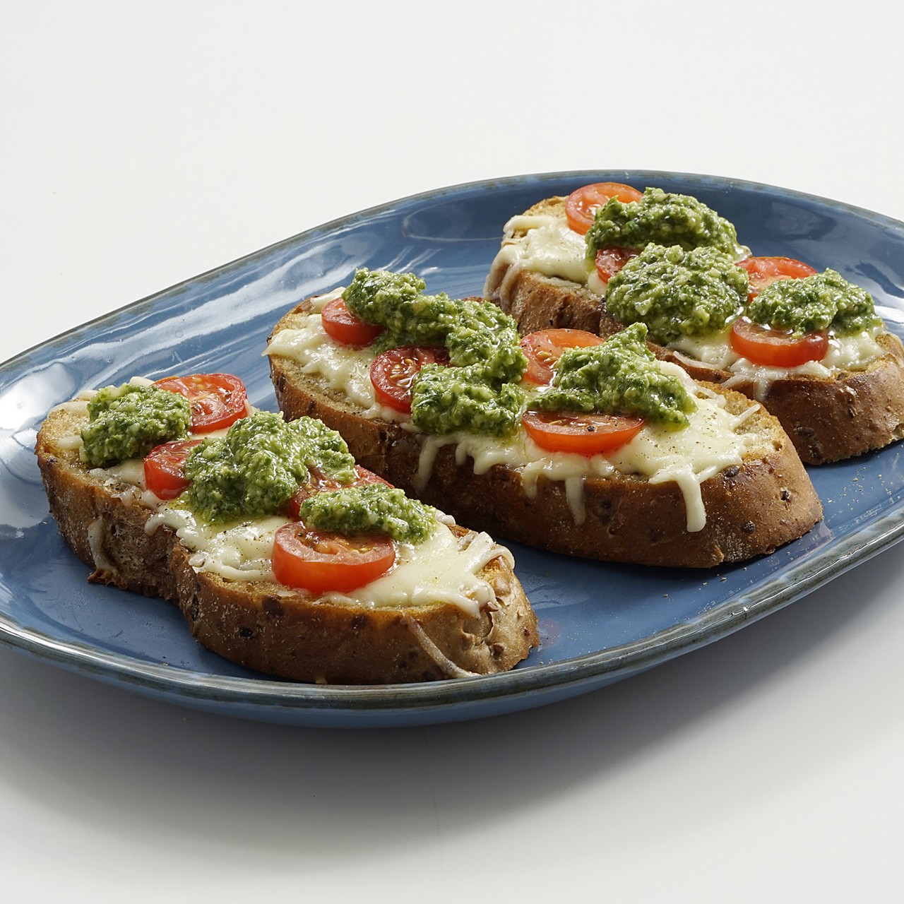 Горячие бутерброды капрезе с домашним песто