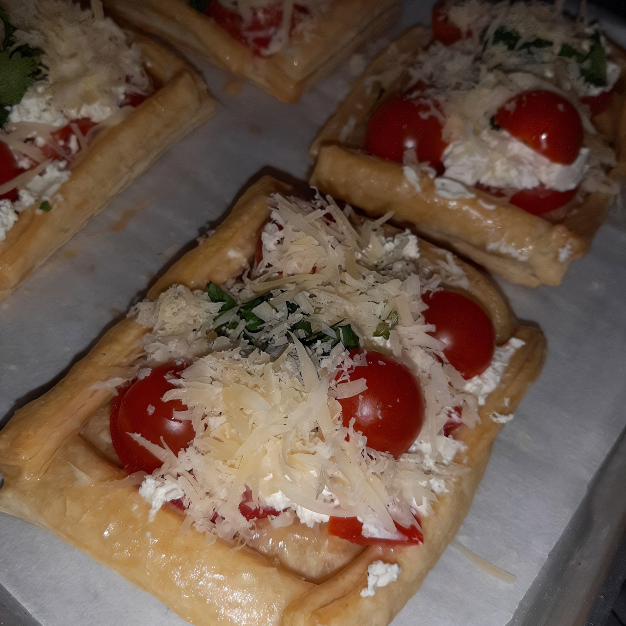 Горячие бутерброды на слоеном тесте