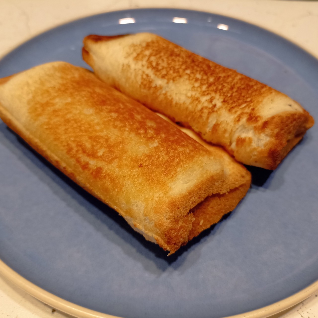 Горячий бутерброд с крабовыми палочками в бутерброднице