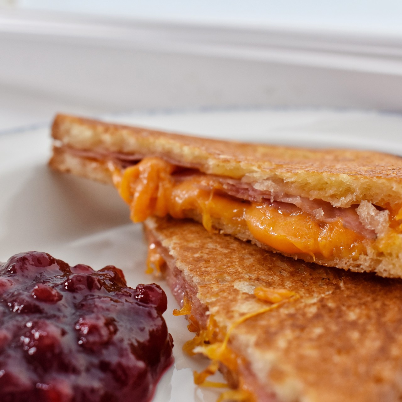 Горячий бутерброд с сыром и чоризо