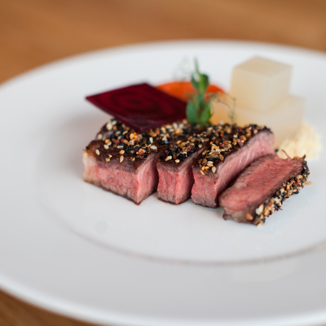 Говядина с морковным конфитюром и желе из капусты