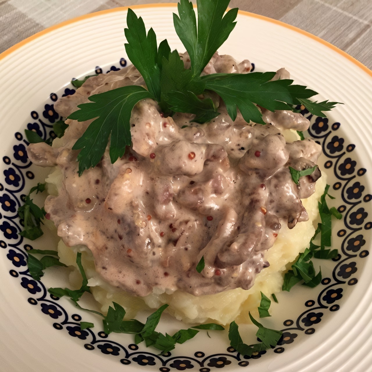 Говядина «Строганов» (Boeuf Stroganoff)