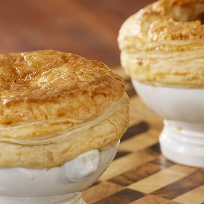 Говядина в красном вине под крышкой из слоеного теста