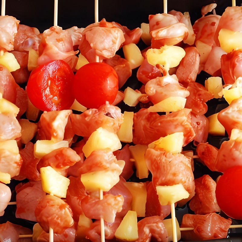 Говяжьи шашлыки по-гавайски с ананасами, красным перцем и луком