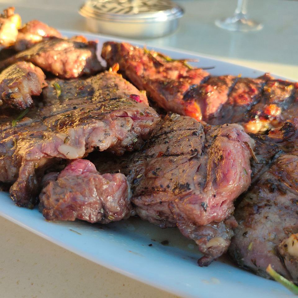 Говядина по-итальянски с чесноком и розмарином на мангале