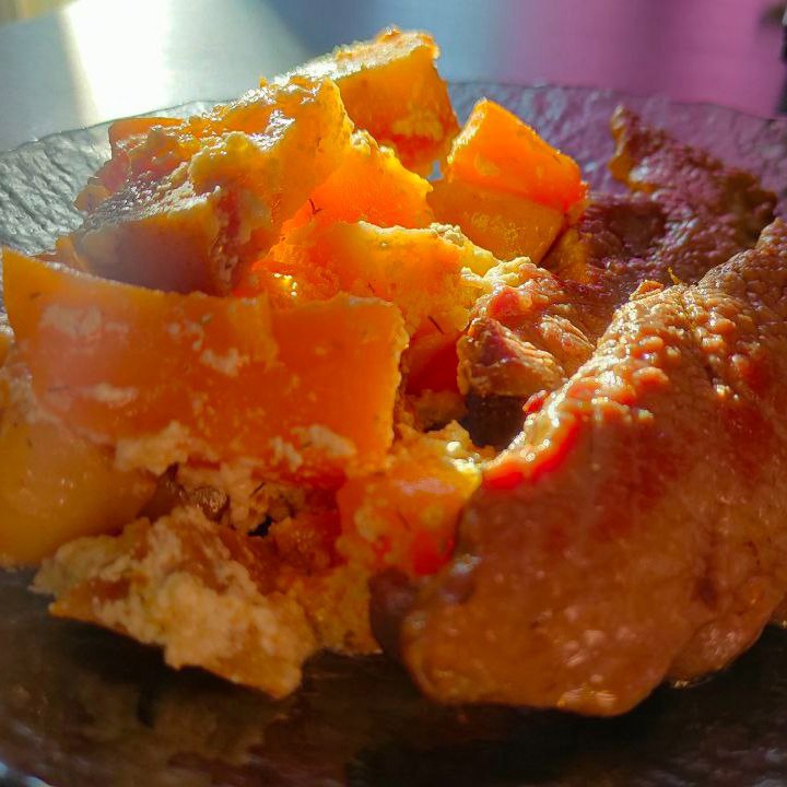 Говядина с гарниром из тыквы и айвы