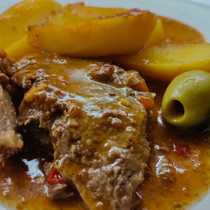 Говядина с картофелем тушенная в остром томатном соусе