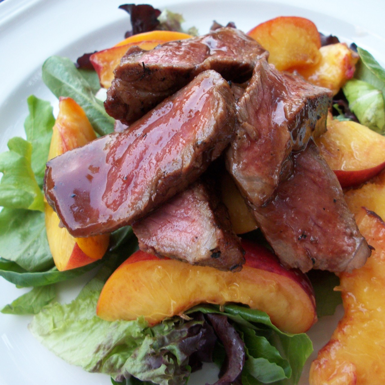 Говядина с персиками