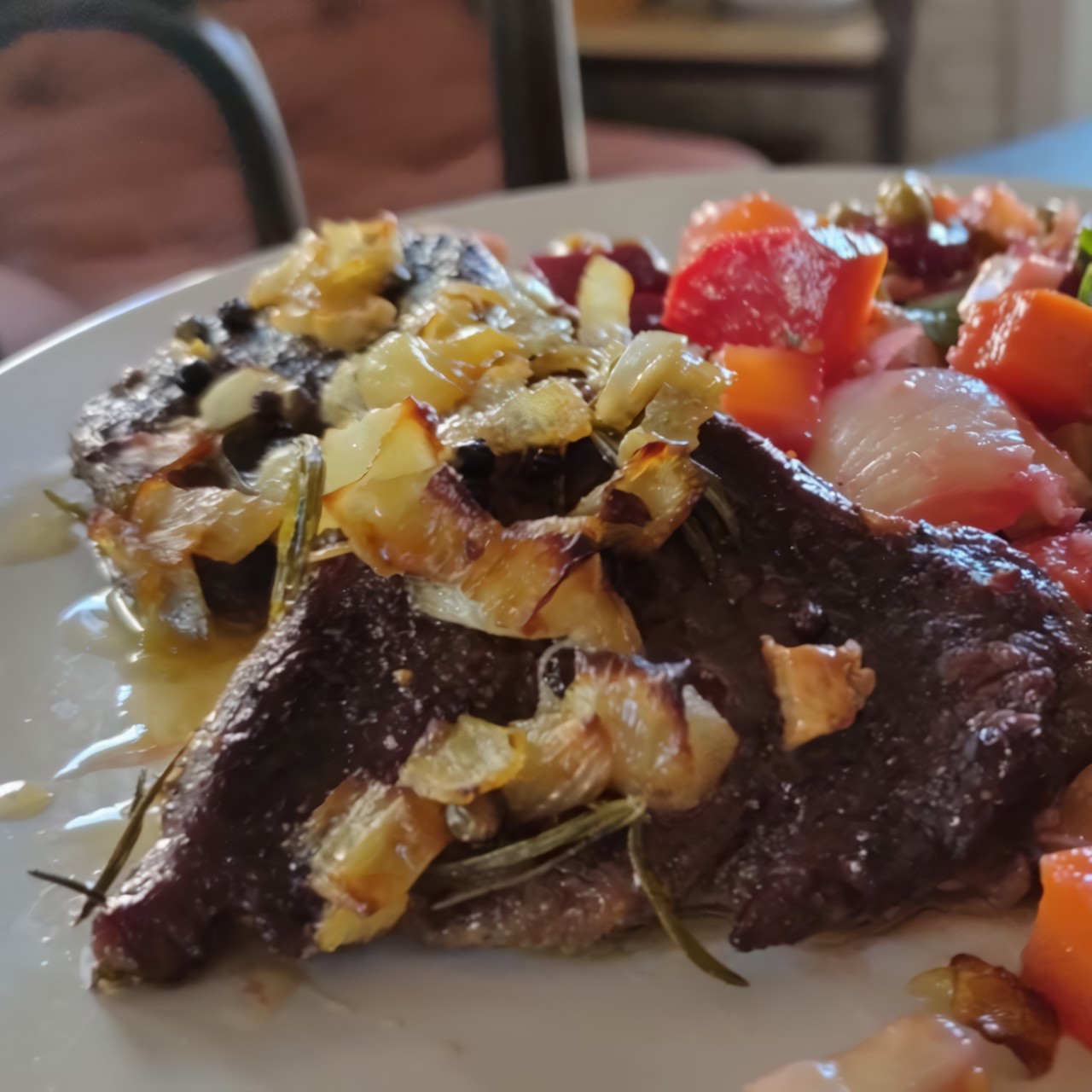 Говядина с розмарином и луковой заправкой