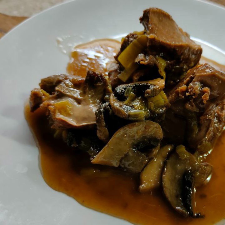 Говяжье сердце с шампиньонами на сковороде