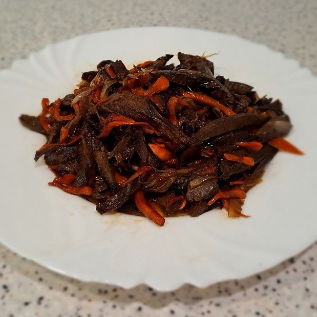 Говяжье сердце с соевым соусом, луком и морковью