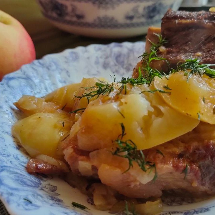 Говяжьи ребра, тушенные с луком и яблоками